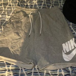 I’m selling Nike pants